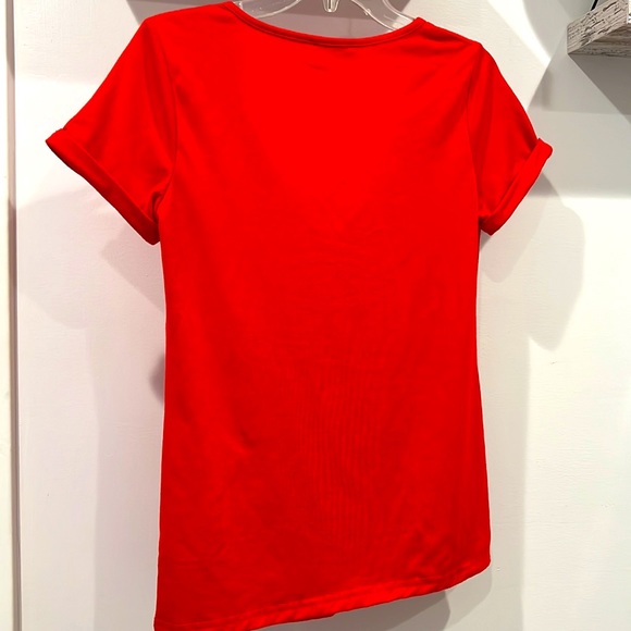 ♥️ Beautiful Red Low V Neck T-shirt with cute cuffed sleeves in Size XS - Picture 6 of 7